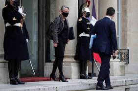 Francia relaja ley laboral para luchar contra el Covid-19: permitirá a trabajadores almorzar en sus escritorios