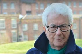 Ken Follett, escritor británico: “El drama de la historia es el drama de los individuos”