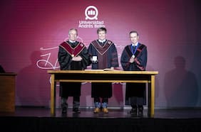 Alton Barron, nuevo Doctor Honoris Causa de la UNAB: “La inteligencia artificial nunca podrá mirar a los ojos a un paciente”