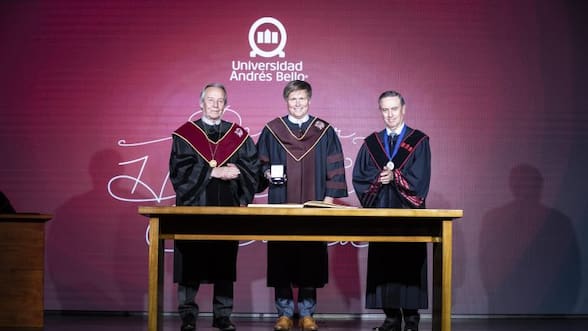 Alton Barron, nuevo Doctor Honoris Causa de la UNAB: “La inteligencia artificial nunca podrá mirar a los ojos a un paciente”