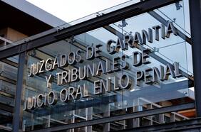 Carabineros inicia procedimiento con equipo Gope en Centro de Justicia tras aviso de bomba