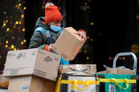 Las empresas solían anunciar productos. Ahora los “dejan caer”