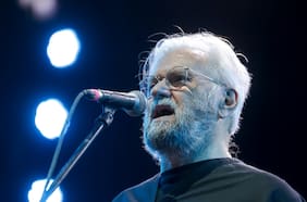 Eduardo Carrasco de Quilapayún y su nueva vida en Europa: “En Francia me voy a morir bien, en Chile yo estaba solo”