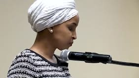 Atacan con sustancia desconocida a congresista Ilhan Omar durante acto en Minneapolis