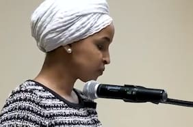 Atacan con sustancia desconocida a congresista Ilhan Omar durante acto en Minneapolis