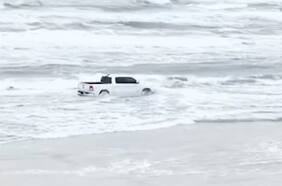 Hombre intentó surfear con su camioneta, pero terminó detenido por la policía