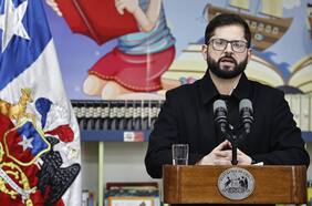 Manifestaciones en Hospital Félix Bulnes durante pauta del Presidente Boric