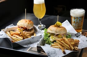 El Honesto Mike llegó a Lastarria con sus famosas hamburguesas y cervezas