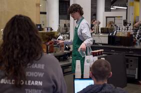Starbucks se replantea casi todo, incluso la forma de hacer los Frappuccinos
