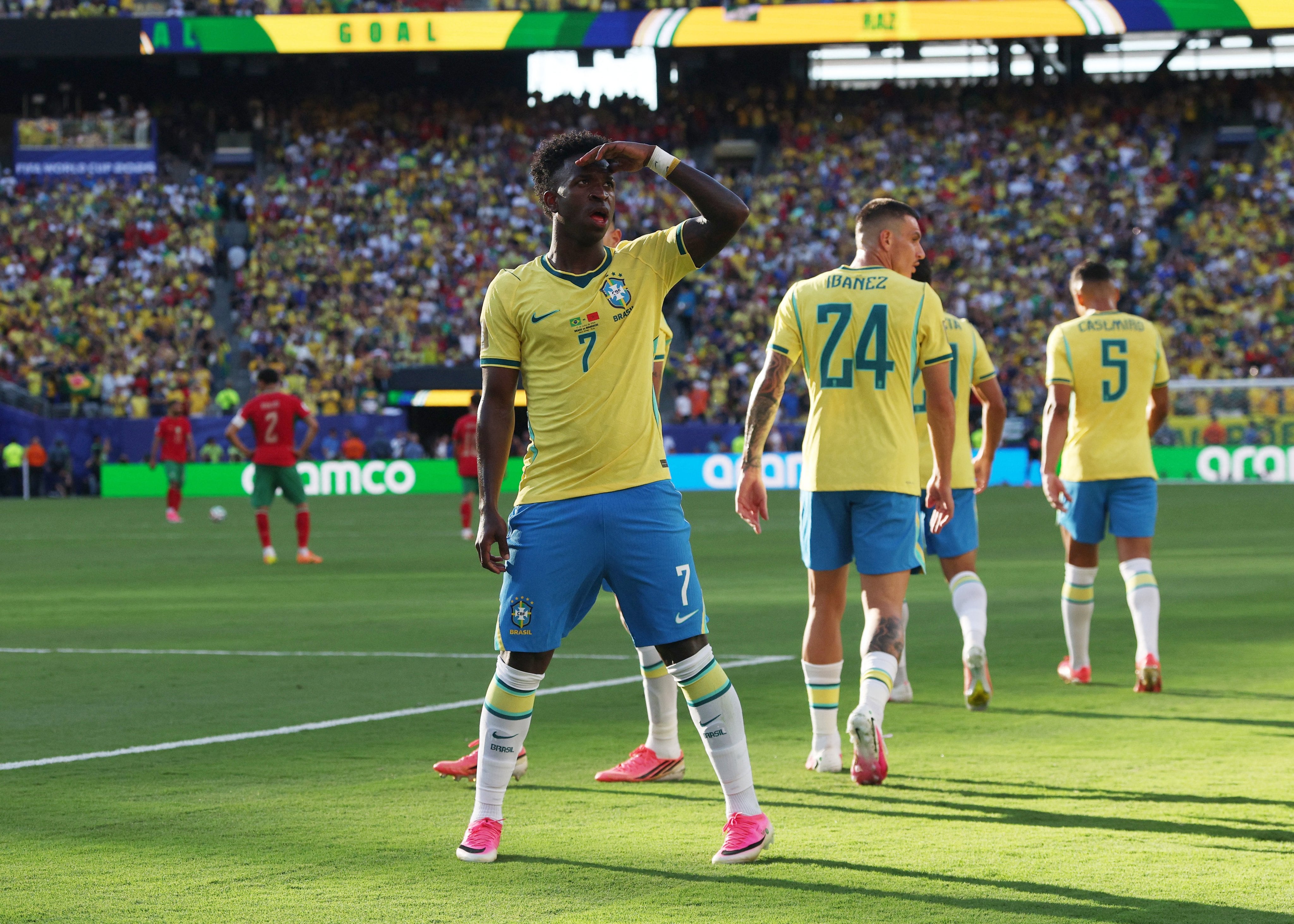 La alegría de Vinícius: "Ancelotti me dijo que era casi imposible que anotara de cabeza, así que ahora espero mi regalo"