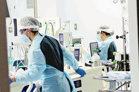 Minsal pide a clínicas ampliar cupos UCI en un 35% en una semana