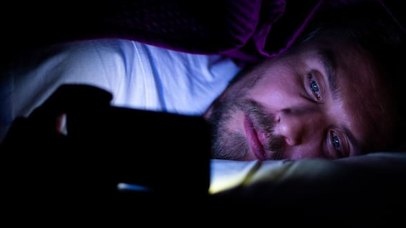 Cómo revisar el celular constantemente puede afectar a tu atención y memoria, según especialistas