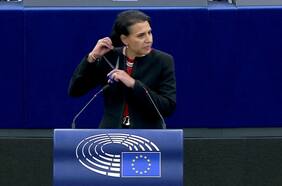 “La ira es más fuerte que el opresor”: Diputada sueca se corta el pelo ante la Eurocámara en apoyo a las mujeres de Irán