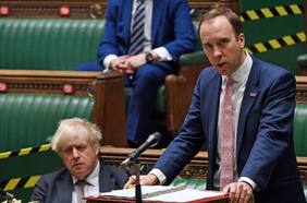 Boris Johnson tildó de “inútil total” a su ministro de Sanidad, según su exconsejero