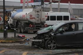Grave accidente en camino a Melipilla: camión de combustible chocó con un vehículo que llevaba nueve ocupantes