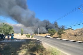 Declaran alerta amarilla en La Florida por incendio forestal en recinto acopio de neumáticos