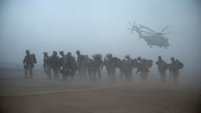 La molestia que Trump generó en Reino Unido tras sus críticas a rol que militares de la OTAN jugaron en guerra de Afganistán