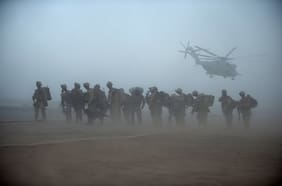 La molestia que Trump generó en Reino Unido tras sus críticas a rol que militares de la OTAN jugaron en guerra de Afganistán