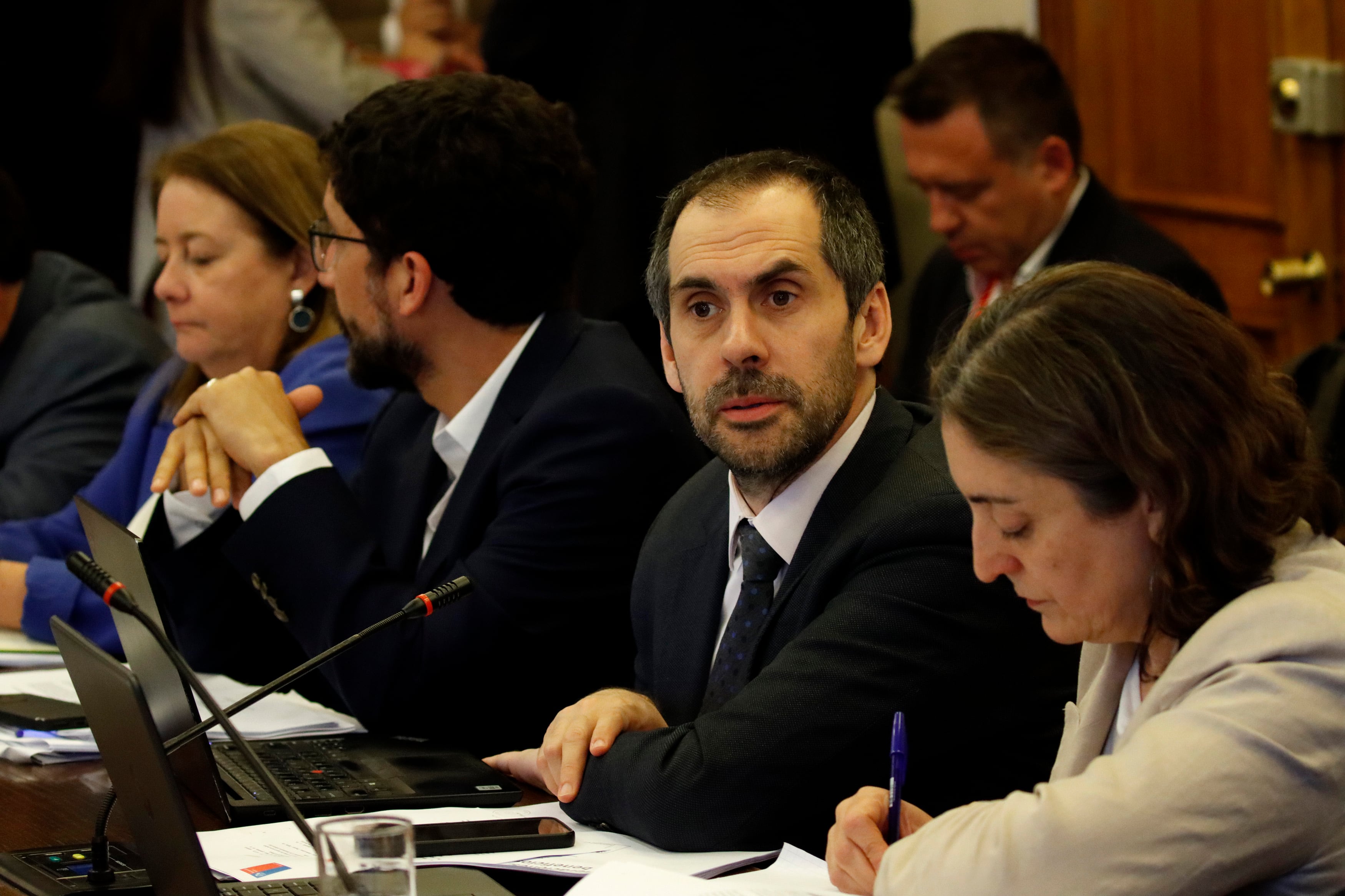 Reajuste Salarial del Sector Público Genera Debate en Comisión de Hacienda