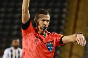 Investigado por estafa en Uruguay: el polémico historial del árbitro que no le cobró un claro penal a Huachipato en la Libertadores