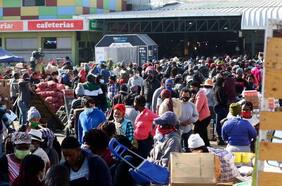 Desempleo de la población extranjera en Chile anota leve alza y número de ocupados cae a su menor nivel en cerca de un año