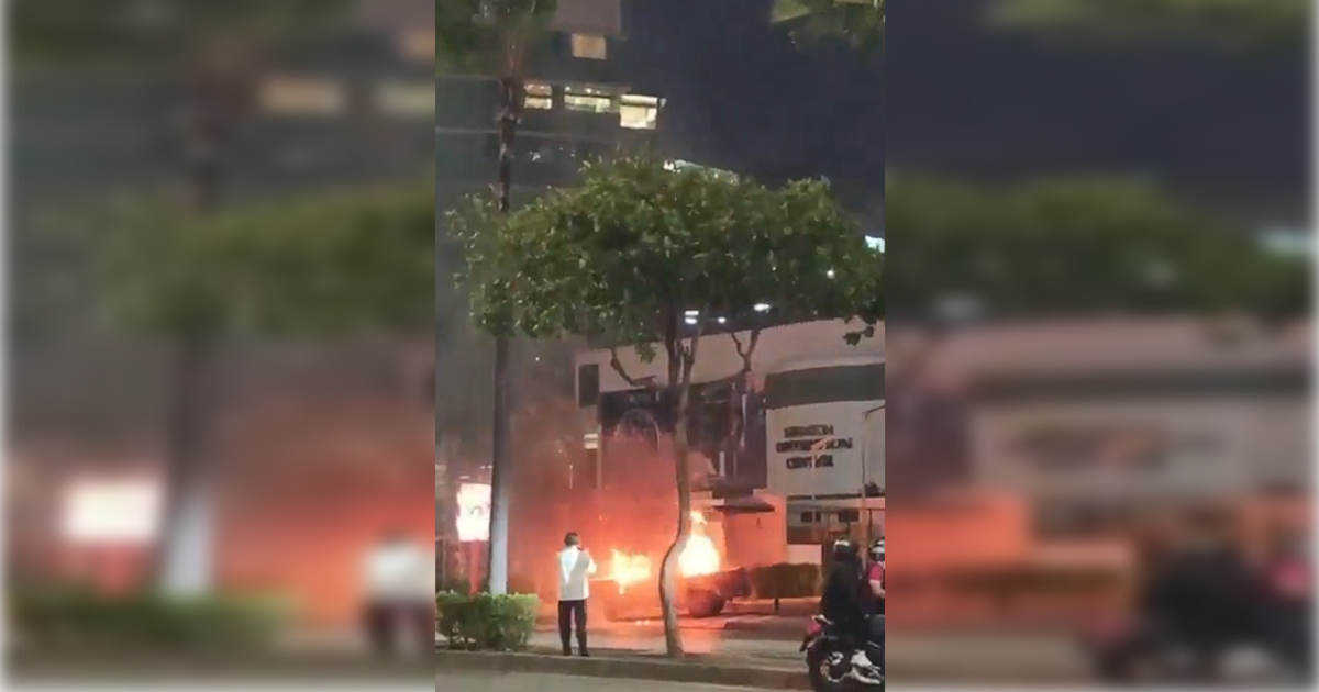 Atentado con coche bomba deja un muerto y dos heridos frente a un hotel en el norte de Guayaquil