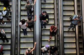 Confianza de las personas en las empresas sube y llega a su mayor nivel desde el preestallido social