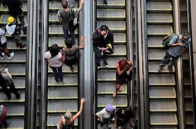 Plataforma de empleos evidencia importante diferencia en pretensión de sueldos entre hombres y mujeres sobre 50 años