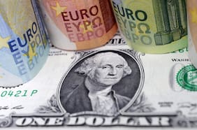 Dólar cae a mínimos de cuatro años frente al euro, a la espera de la Reserva Federal