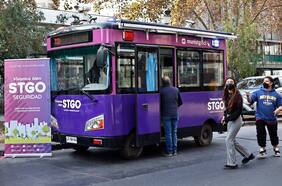 Así es el bus que la Municipalidad de Santiago instaló en el barrio República para presentar denuncias