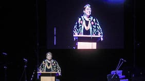 Coqueteo con nueva candidatura, cita con timoneles y agenda internacional: los días de Bachelet tras evitar irse “para la casa”