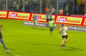 Jugador del Chapecoense le da una patada voladora a un hincha rival y desata un escándalo en el fútbol brasileño