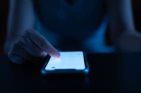 Cómo opera la nueva estafa de robo de cuentas de WhatsApp mediante votaciones falsas