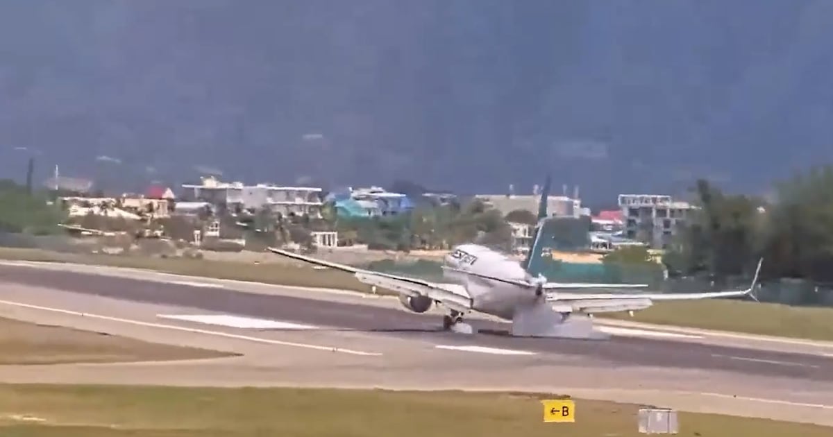 Avión rompe motor y fuselaje tras aterrizaje de emergencia: iban más de 160 pasajeros abordo