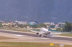 Avión rompe motor y fuselaje tras aterrizaje de emergencia: iban más de 160 pasajeros abordo