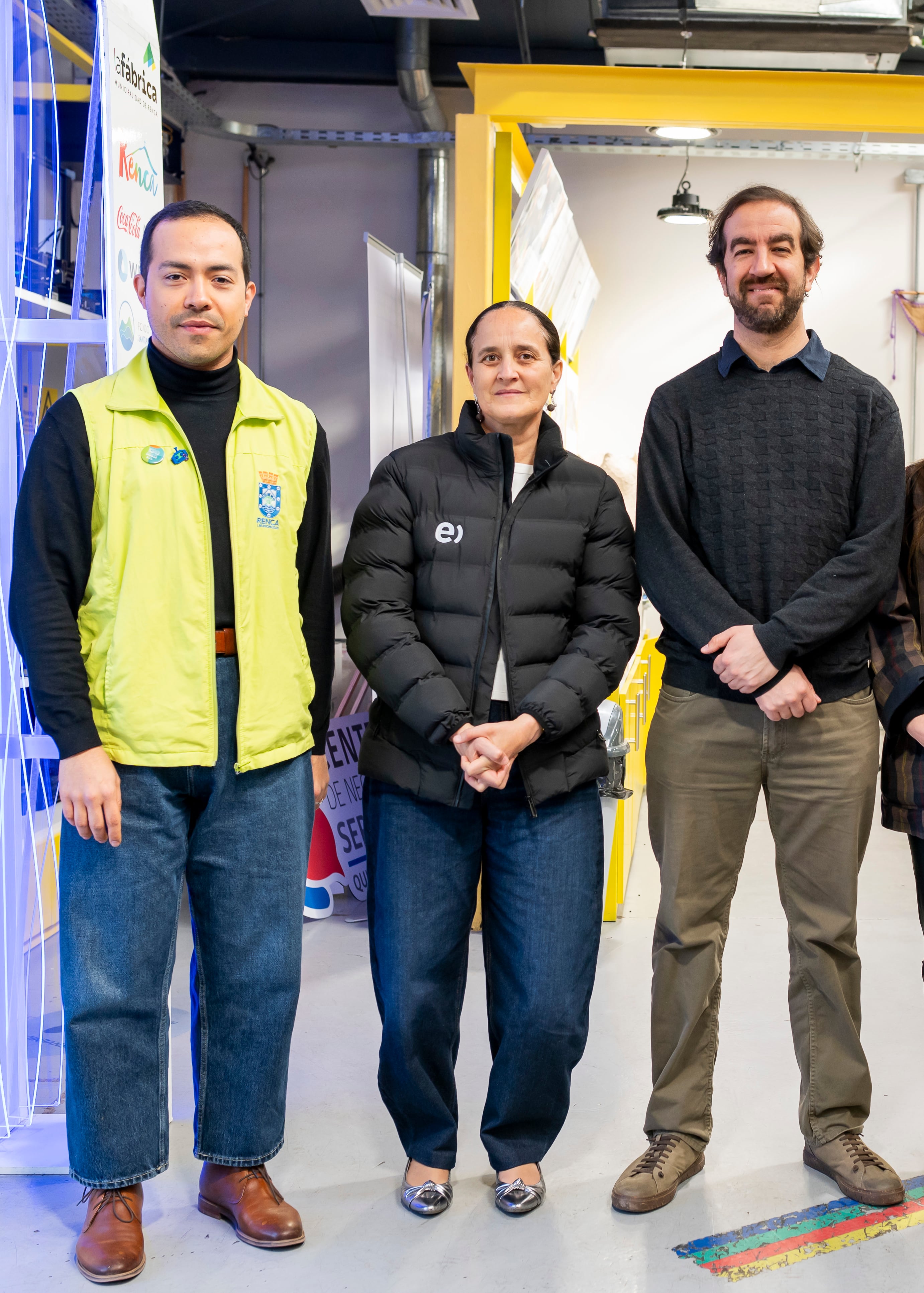 Jaime Álvarez, líder de Innovación Pública y Transformación digital en La Fábrica - Renca; Francisca Florenzano, gerente de Sostenibilidad y Comunicaciones de Entel; y Sebastián Espinosa, director ejecutivo de Skillnest.