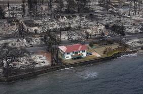 La increíble foto de una casa de madera que sobrevivió a los incendios de Hawái