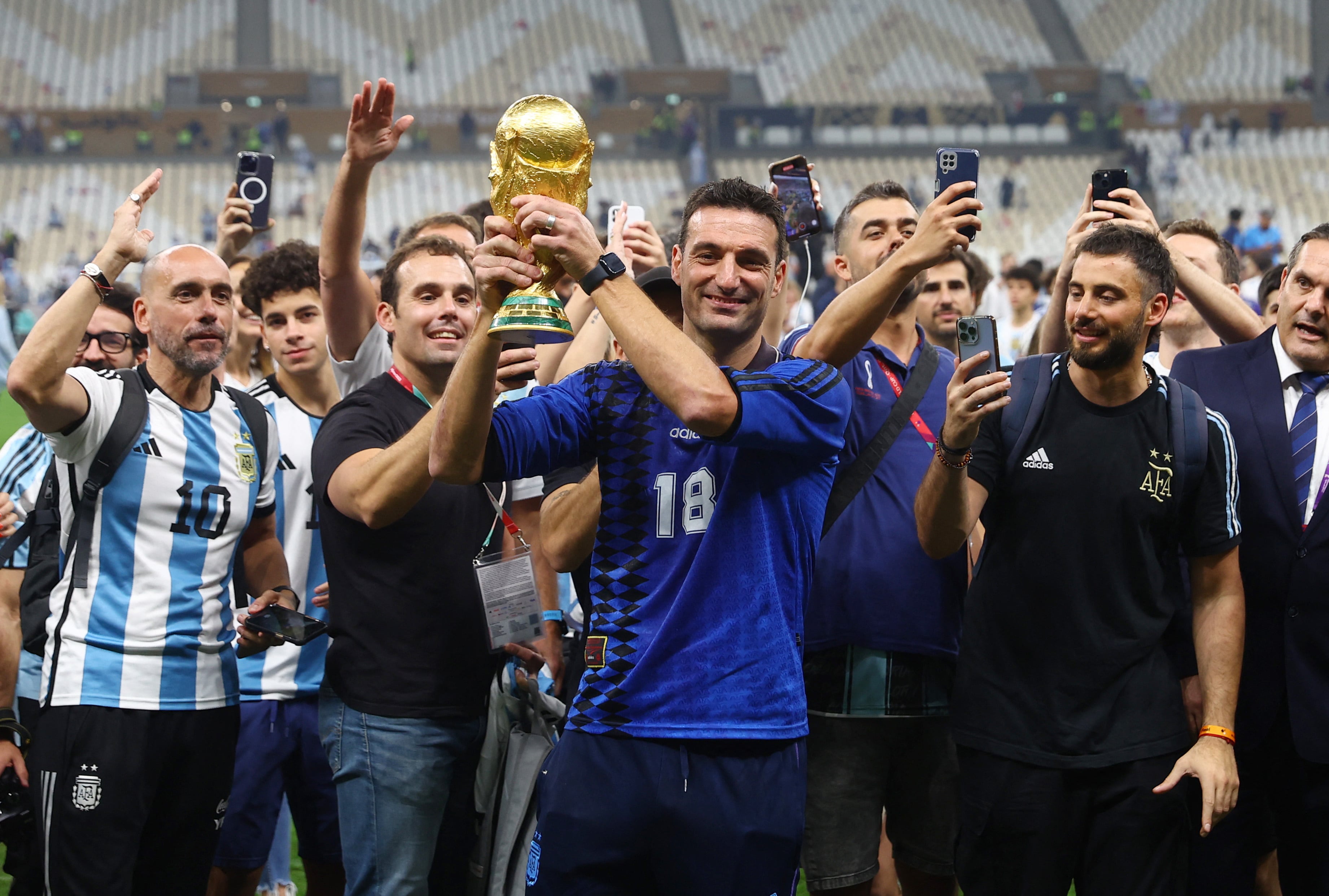 Partió como DT interino y terminó con la Copa del Mundo: Lionel Scaloni cumple 100 partidos al frente de Argentina