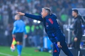 En medio de un partido clave para la U en el Torneo: las razones que marcan el alejamiento de Gustavo Álvarez con Azul Azul