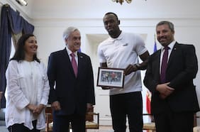 “Preguntó mucho sobre cómo surgió la idea”: el día en que Sebastián Piñera le regaló un meme a Usain Bolt en su visita a La Moneda