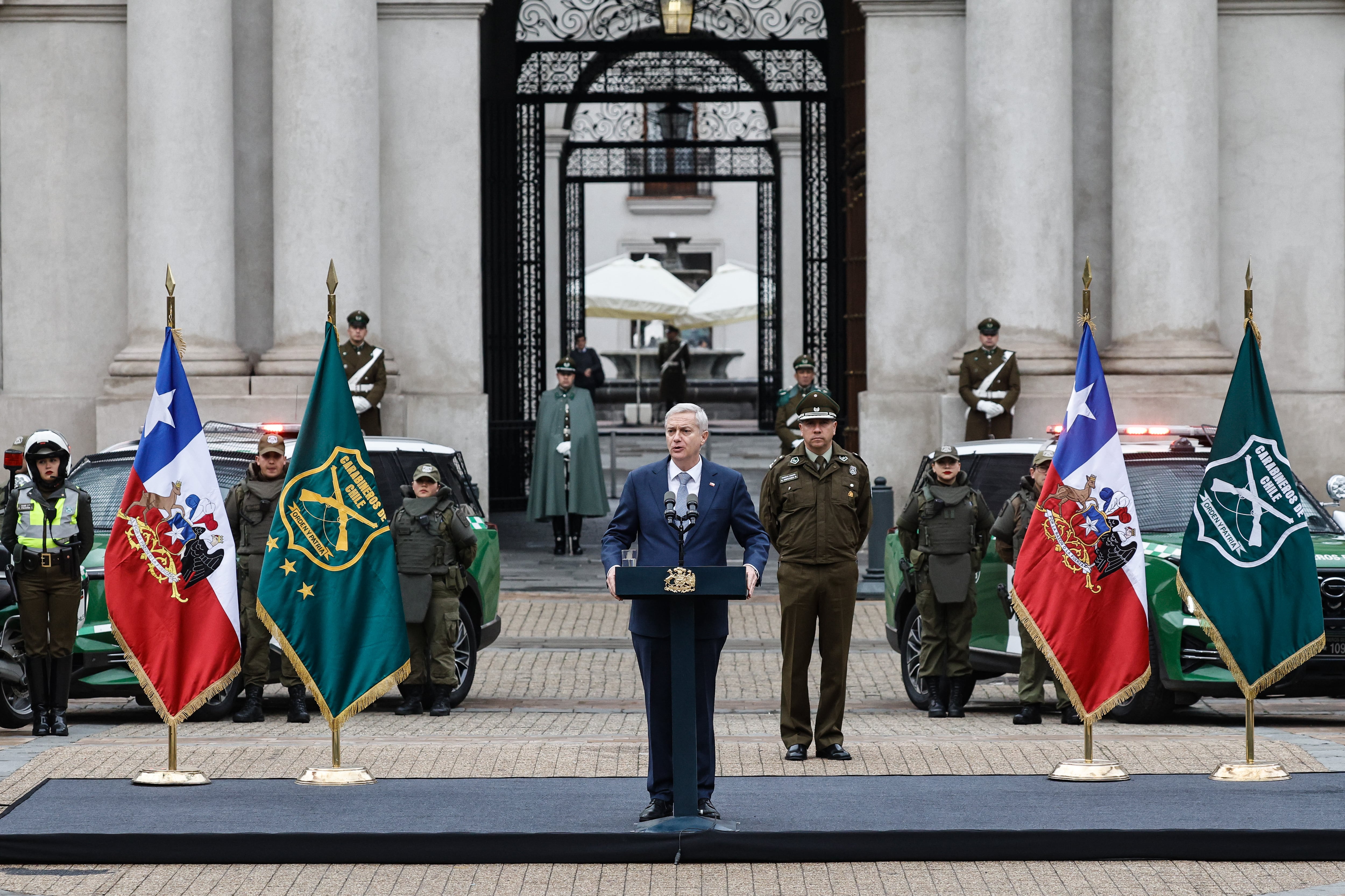 Presidente Kast firma indicaciones para modernizar los incentivos y ampliar la carrera de Carabineros