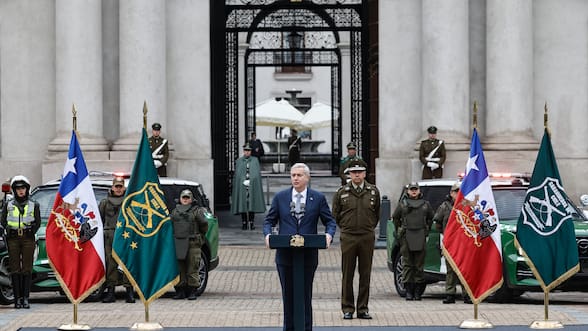 Presidente Kast firma indicaciones para modernizar los incentivos y ampliar la carrera de Carabineros