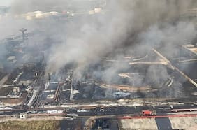 Controlan gigantesco incendio en depósitos petroleros de ciudad cubana de Matanzas