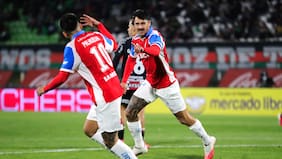 Con Zampedri rompiendo su propia marca de goles: la UC vence en un duelo caliente a Palestino y se aferra al Chile 2
