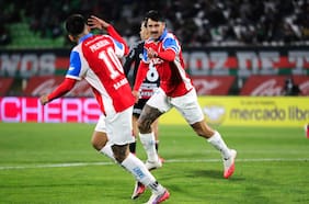 Con Zampedri rompiendo su propia marca de goles: la UC vence en un duelo caliente a Palestino y se aferra al Chile 2
