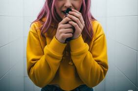 Los peligros de los vapeadores, la popular “alternativa” a los cigarros que comenzó a ser regulada en Chile