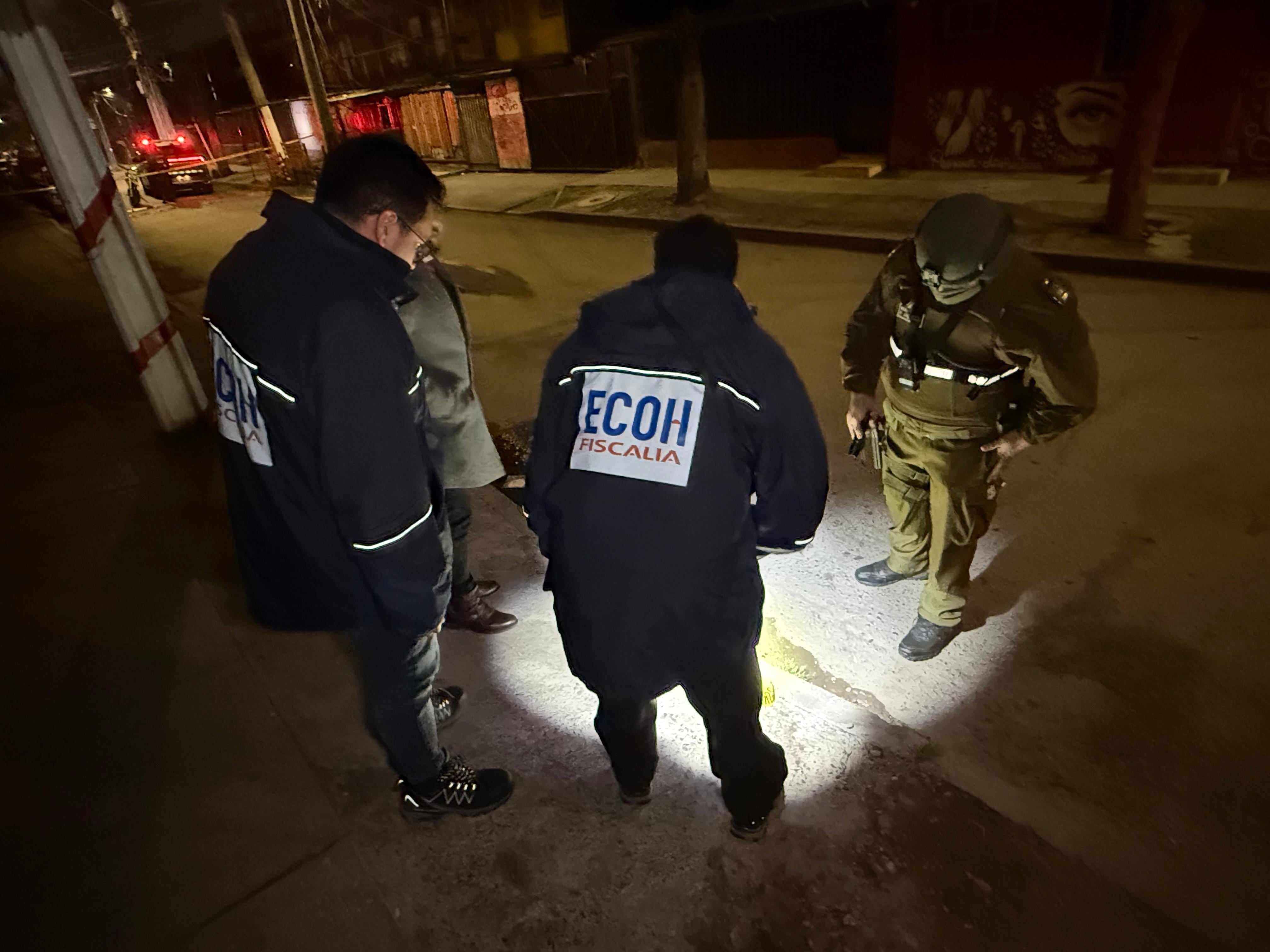 Un muerto y cuatro heridos deja violenta pelea fuera del Hospital El Pino. Imagen @ECOH_FiscaliaRM.