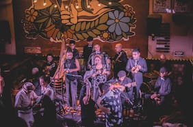 Noches de amigos en el Liguria: álbum de cuecas será lanzado en local de barrio Lastarria