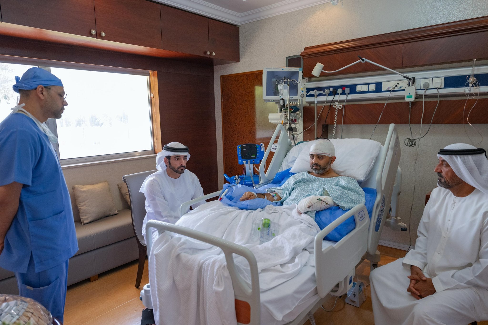 Smit Machchhar recibe la visita del príncipe heredero de Dubái, Hamdan bin Mohammed Al Maktoum, en un hospital de Abu Dabi, Emiratos Árabes Unidos. Foto: @HamdanMohammed en X.