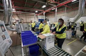 Primeros suministros de vacuna Pfizer-BioNTech ya preparan su distribución en EE.UU. y prioridad será personal médico que atiende pacientes Covid-19